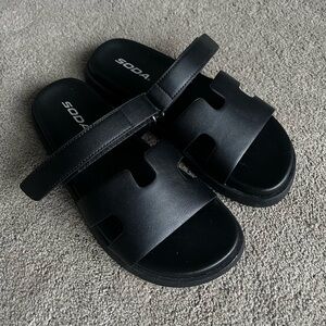 NEW Women’s size 7.5 Black Soda Sandals
